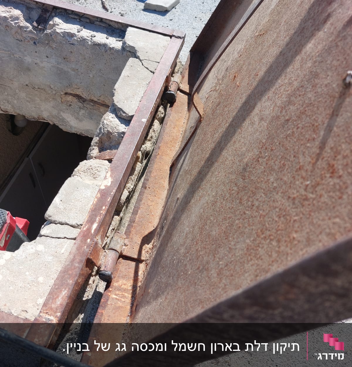 פתח גג עם דלת מתכת חלודה וציר